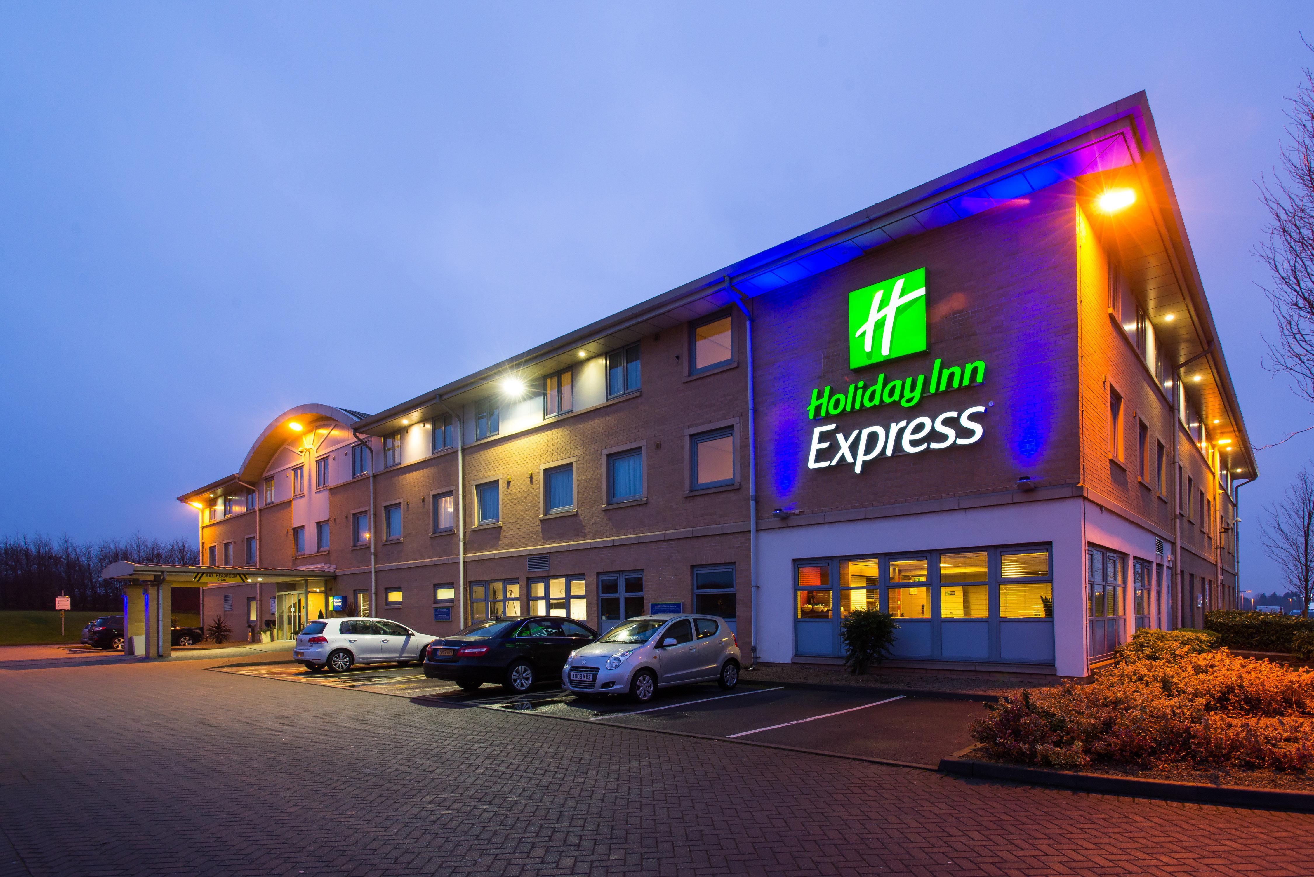 Holiday Inn Express East Midlands Airport, An Ihg Hotel Castle Donington Exterior foto